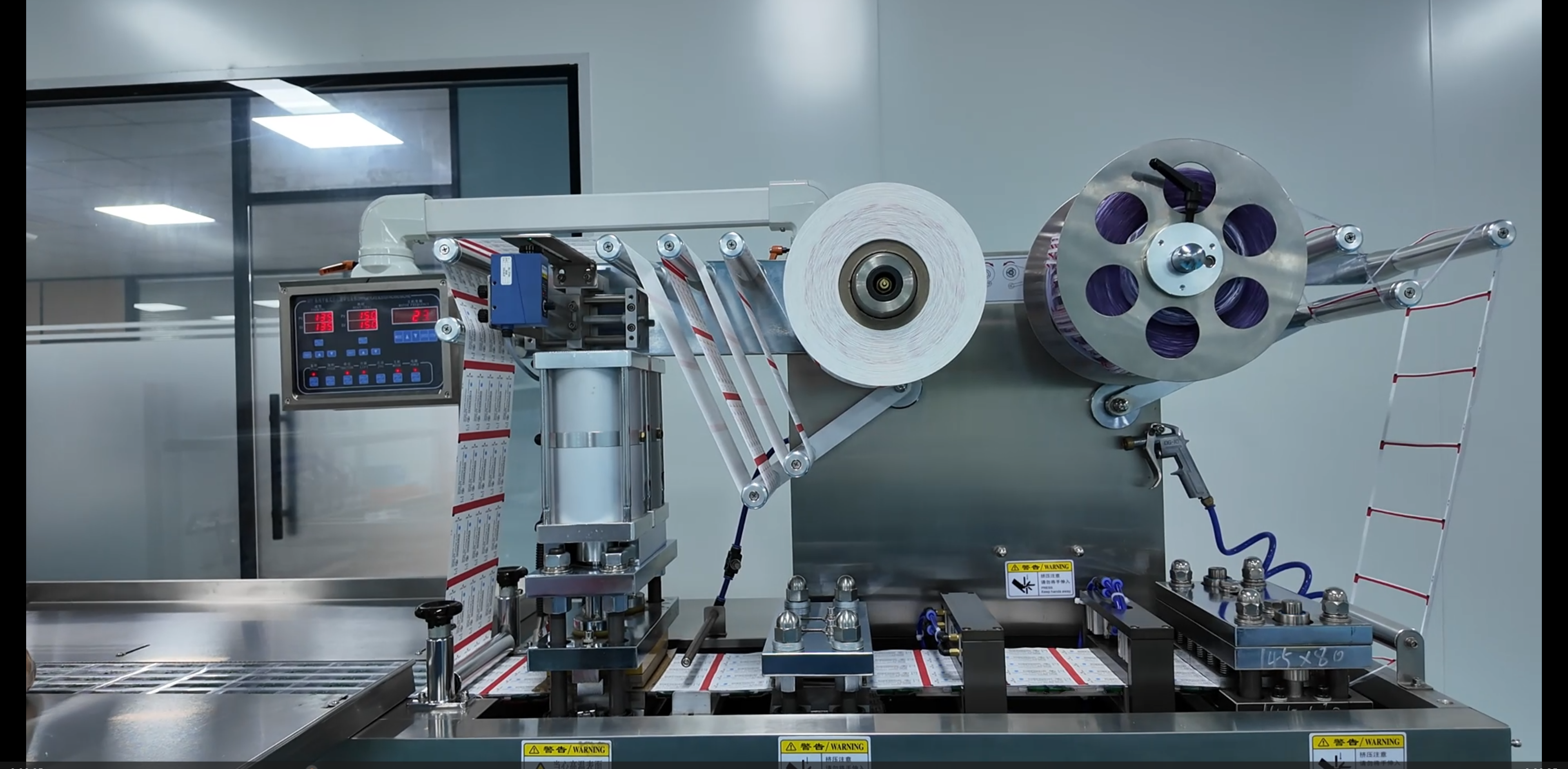 Load video: Automatic packaging process of tattoo cartridge needles using automated packaging equipment at CREDITECH MED factory.